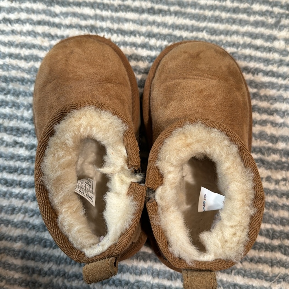 Like new - UGG toddler boots